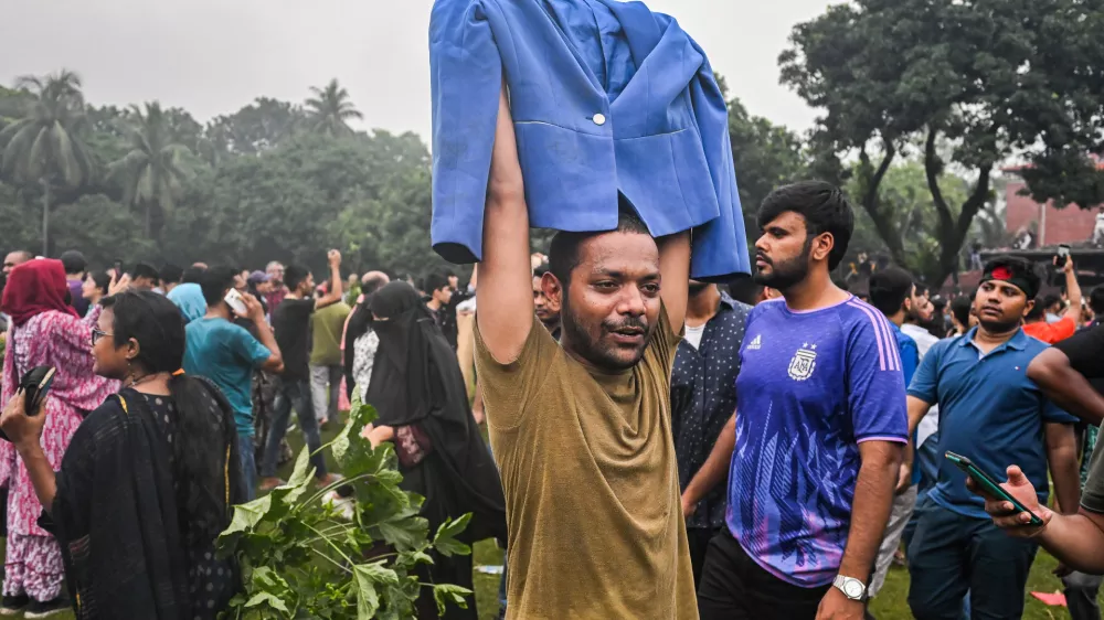 05 August 2024, Bangladesh, Dhaka: Locals loot possessions at Prime Minister Hasina's residence. Thousands of people in Bangladesh celebrated the resignation of the prime minister. The protests in Bangladesh, which began in July for the abolition of the quota system in government jobs, culminated on August 5 when Bangladesh's military chief announced an interim government after Prime Minister Hasina fled the country due to the violent nationwide protests. Photo: Zabed Hasnain Chowdhury/SOPA Images via ZUMA Press Wire/dpa