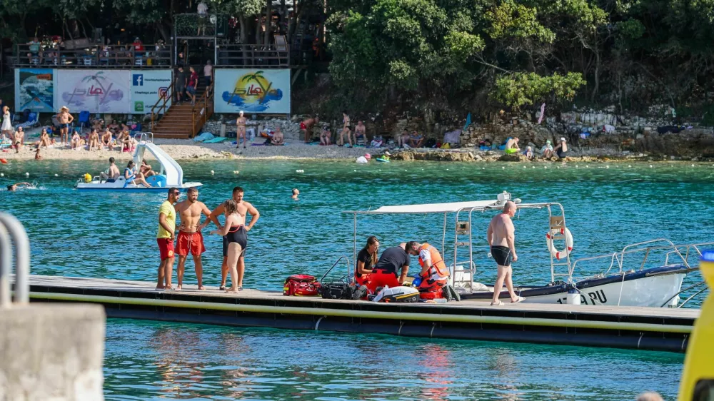 05.08.2024., Pula - Na Mornaru pokraj vaterpolo igralista s barkom je dovezena osoba kojoj su prvo spasioci davali umjetno disanje, a potom je dosla i hitna te su oni nastavili s ozivljavanjem. Photo: Srecko Niketic/PIXSELL