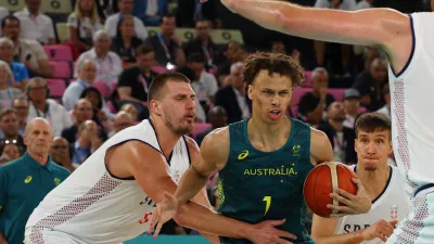 Paris 2024 Olympics - Basketball - Men's Quarterfinal - Serbia vs Australia - Bercy Arena, Paris, France - August 06, 2024. Dyson Daniels of Australia in action against Nikola Jokic of Serbia REUTERS/Brian Snyder