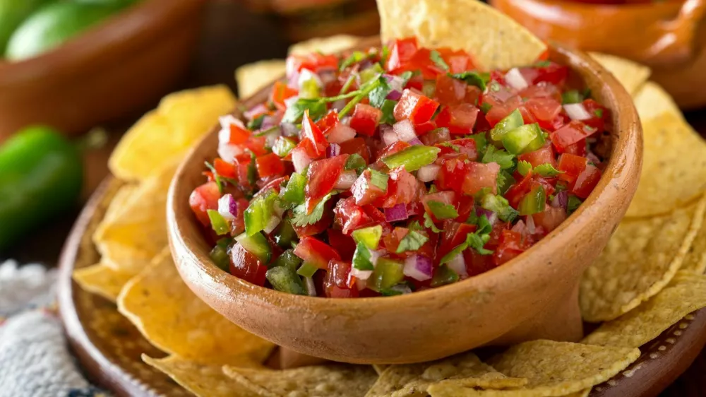 A delicious home made salsa pico de gallo with tomato, red onion, lime, cilantro, and jalapeno pepper. / Foto: Fudio