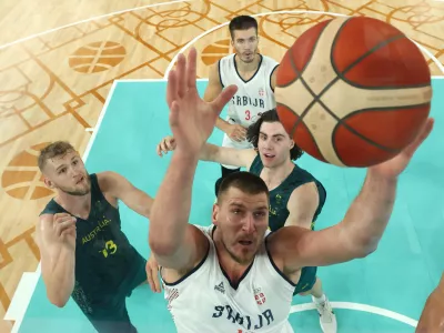 Paris 2024 Olympics - Basketball - Men's Quarterfinal - Serbia vs Australia - Bercy Arena, Paris, France - August 06, 2024. Nikola Jokic of Serbia in action against Jock Landale of Australia and Josh Giddey of Australia as Filip Petrusev of Serbia watches Pool via REUTERS/Jamie Squire