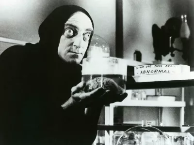 E7WBP8 YOUNG FRANKENSTEIN 1974 Gruskoff/Venture films production directed by Mel Brooks starring Marty Feldman