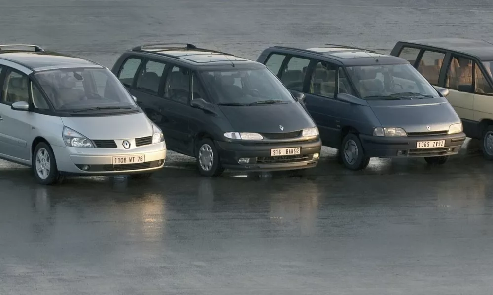 Prve štiri generacije espaca (od desne proti levi) so bile sinonim za enoprostorca. / Foto: Renault