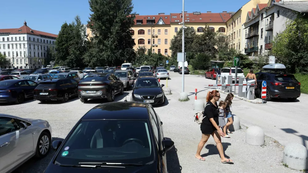 Predvidoma prihodnji teden se bodo na delu parkirišča NUK II začela pripravljalna gradbena dela za izvedbo arheoloških raziskav. Foto: Tomaž Skale