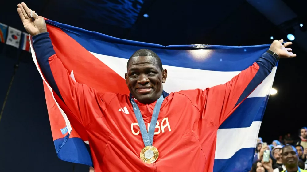 Paris 2024 Olympics - Wrestling - Men's Greco-Roman 130kg Victory Ceremony - Champ-de-Mars Arena, Paris, France - August 06, 2024. Gold medallist Mijain Lopez Nunez of Cuba celebrates during the ceremony. REUTERS/Arlette Bashizi