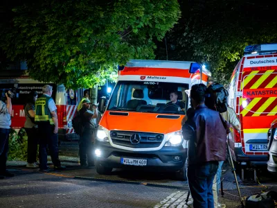 07 August 2024, Rhineland-Palatinate, Krov: An ambulance with the rescued woman on board. After the collapse of a hotel in Krov on the Moselle, the last survivor has been rescued from the rubble. Photo: Laszlo Pinter/dpa