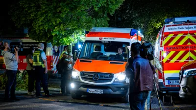 07 August 2024, Rhineland-Palatinate, Krov: An ambulance with the rescued woman on board. After the collapse of a hotel in Krov on the Moselle, the last survivor has been rescued from the rubble. Photo: Laszlo Pinter/dpa