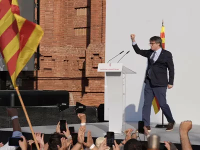 08 August 2024, Spain, Barcelona: Catalonia's exiled separatist leader Carles Puigdemont arrives near the Catalan parliament to take part in the inauguration debate. Photo: David Zorrakino/EUROPA PRESS/dpa