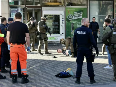 Mlajši moški, ki je na Bavarskem dvoru sredi Ljubljane danes popoldan grozil mimoidočim, je po približno eni uri pogajanj s policijo na tla odvrgel noža, ki ju je trdno držal v rokah. Policisti so ga onesposobili, ga vklenili in pridržali. S kraja so ga odpeljali z reševalnim vozilom