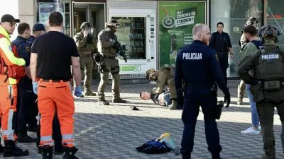 Mlajši moški, ki je na Bavarskem dvoru sredi Ljubljane danes popoldan grozil mimoidočim, je po približno eni uri pogajanj s policijo na tla odvrgel noža, ki ju je trdno držal v rokah. Policisti so ga onesposobili, ga vklenili in pridržali. S kraja so ga odpeljali z reševalnim vozilom