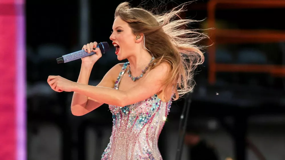 2RTPKRT Chicago, USA. 02nd June, 2023. Taylor Swift performs during the Eras Tour at Soldier Field on June 2, 2023, in Chicago. Credit: Shanna Madison/Chicago Tribune/TNS/Alamy Live News