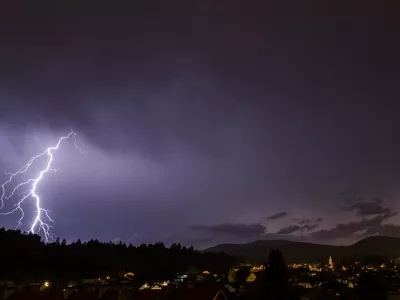 - strela -- močni sunki vetra,- močni nalivi -- lokalna toča -- nevihtni pas - nevihte - - 25.07.2023 – vreme - oranžno opozorilo za celotno Slovenijo – klimatske spremembe - podnebje - //FOTO: Nik Erik Neubauer