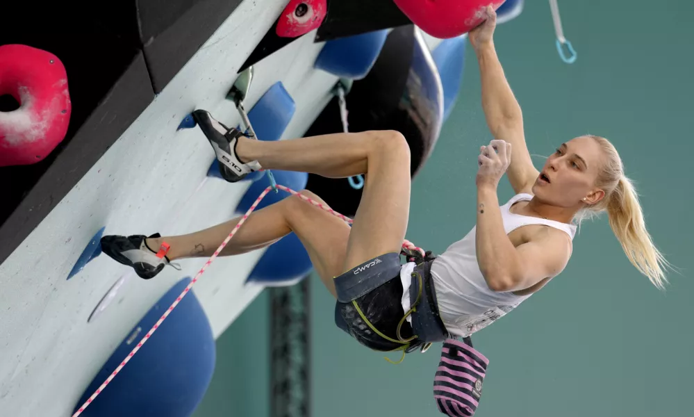 Janja Garnbret je v polfinalu olimpijskega seštevka balvanskega plezanja in težavnosti zbrala 195,7 točke ter bila prepričljivo najboljša. Foto: AP