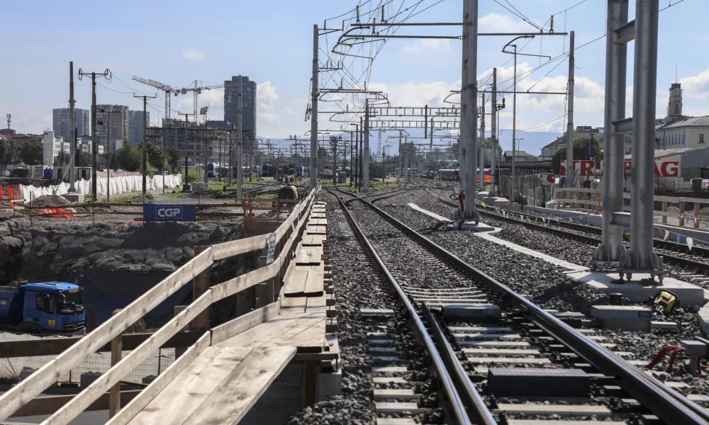 - 08.08.2024 - Ogled gradbišča nadomestnega železniškega nadvoza na Dunajski cesti - gradbišče, železnica, delavci, gradnja, infrastruktura, vlak //FOTO: Jaka Gasar