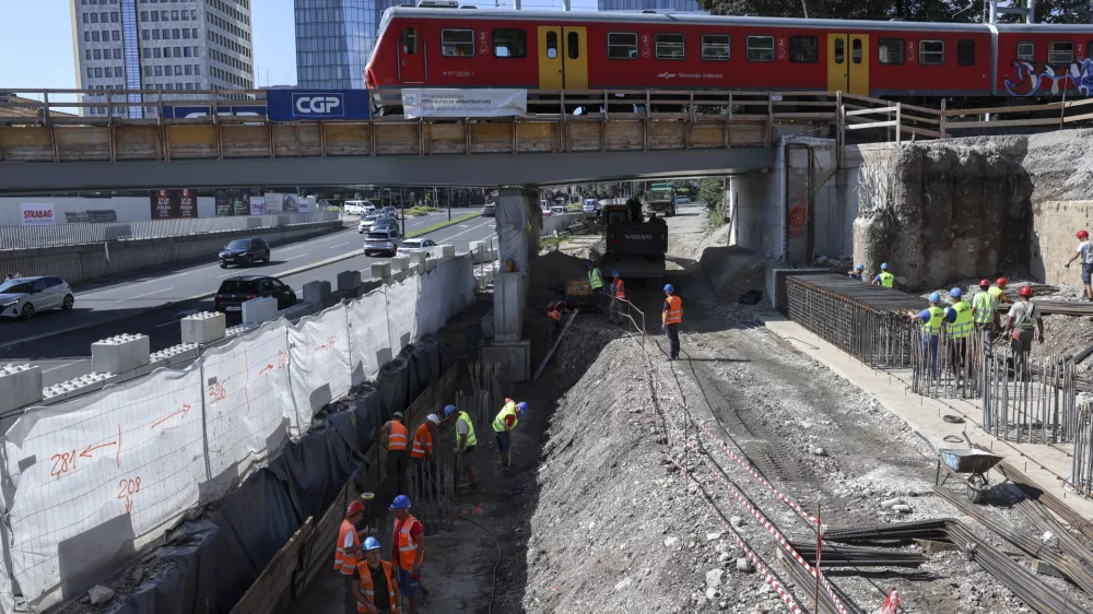 - 08.08.2024 - Ogled gradbišča nadomestnega železniškega nadvoza na Dunajski cesti - gradbišče, železnica, delavci, gradnja, infrastruktura, vlak //FOTO: Jaka Gasar