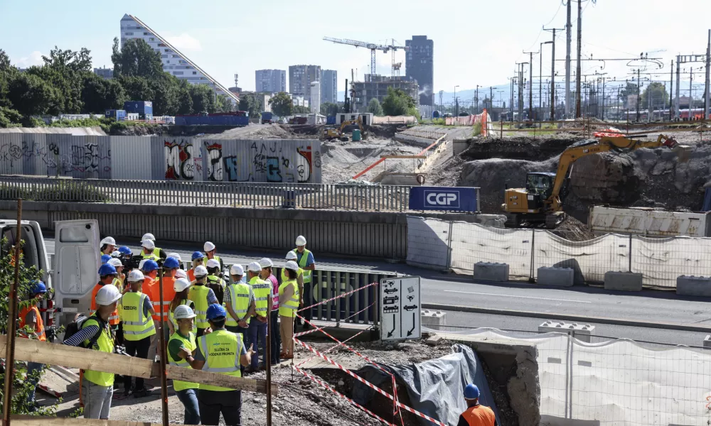 - 08.08.2024 - Ogled gradbišča nadomestnega železniškega nadvoza na Dunajski cesti - gradbišče, železnica, delavci, gradnja, infrastruktura, vlak //FOTO: Jaka Gasar