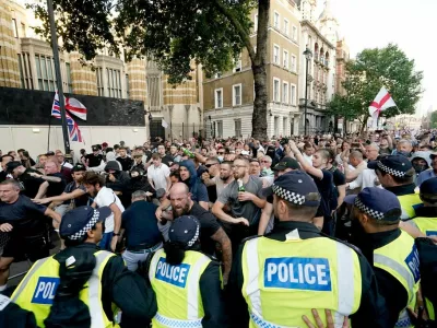 Po tragičnem napadu na otroke v plesni šoli v Southportu, v katerem so umrle tri deklice, so minuli teden po Angliji izbruhnili protesti. Foto: AP 