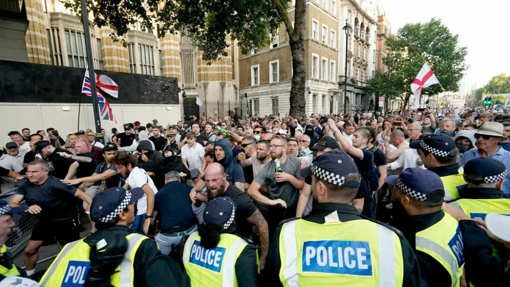 Po tragičnem napadu na otroke v plesni šoli v Southportu, v katerem so umrle tri deklice, so minuli teden po Angliji izbruhnili protesti. Foto: AP 