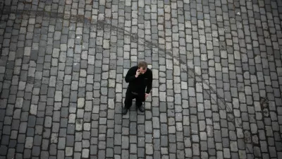 ﻿Ilustrativna fotografija, Praga, mobilna telefonija, osamljenost //FOTO: Bojan Velikonja