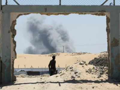 Smoke rises following Israeli strikes, in Khan Younis in the southern Gaza Strip August 8, 2024. REUTERS/Hatem Khaled