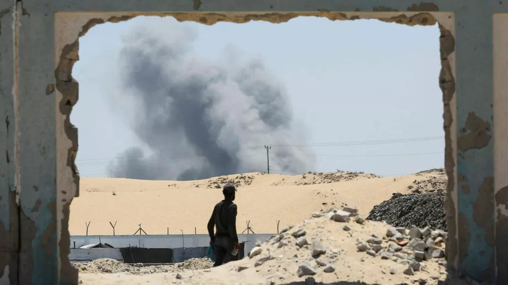 Smoke rises following Israeli strikes, in Khan Younis in the southern Gaza Strip August 8, 2024. REUTERS/Hatem Khaled