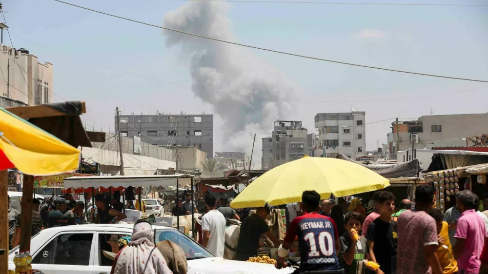 Smoke rises following Israeli strikes, amid the Israel-Hamas conflict, in Khan Younis in the southern Gaza Strip August 8, 2024. REUTERS/Hatem Khaled