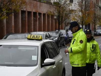 - preizkus alkoholiziranosti - alkotest, alkohol v prometu, policija, taxi - taksist - 06.12.2022 - policisti Postaje prometne policije Ljubljana vršili postopke preizkusov alkoholiziranosti voznikov v prometu na Kotnikovi ulici pred poslopjem Agencije za varnost prometa - //FOTO: Nik Erik Neubauer