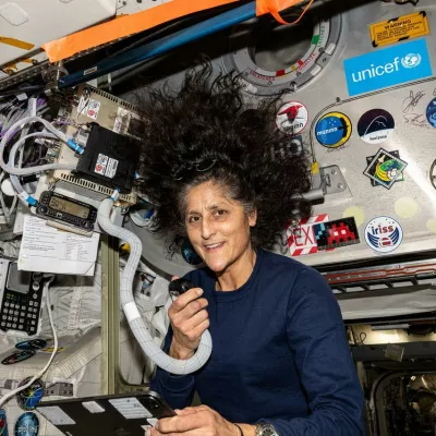 Sunita Williams si na različne načine krajša čas na ISS. Fotografija je bila posneta v začetku meseca, ko je po radiu odgovarjala na vprašanja indonezijskih študentov. Najbolj jih je zanimalo, kako je videti vsakdan v vesolju. Foto: Nasa