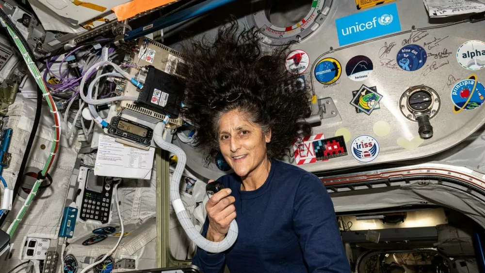 Sunita Williams si na različne načine krajša čas na ISS. Fotografija je bila posneta v začetku meseca, ko je po radiu odgovarjala na vprašanja indonezijskih študentov. Najbolj jih je zanimalo, kako je videti vsakdan v vesolju. Foto: Nasa