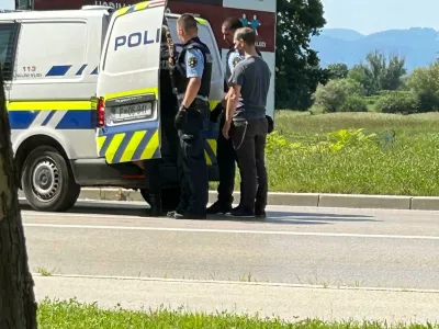 Policisti so morali tatu vkleniti.