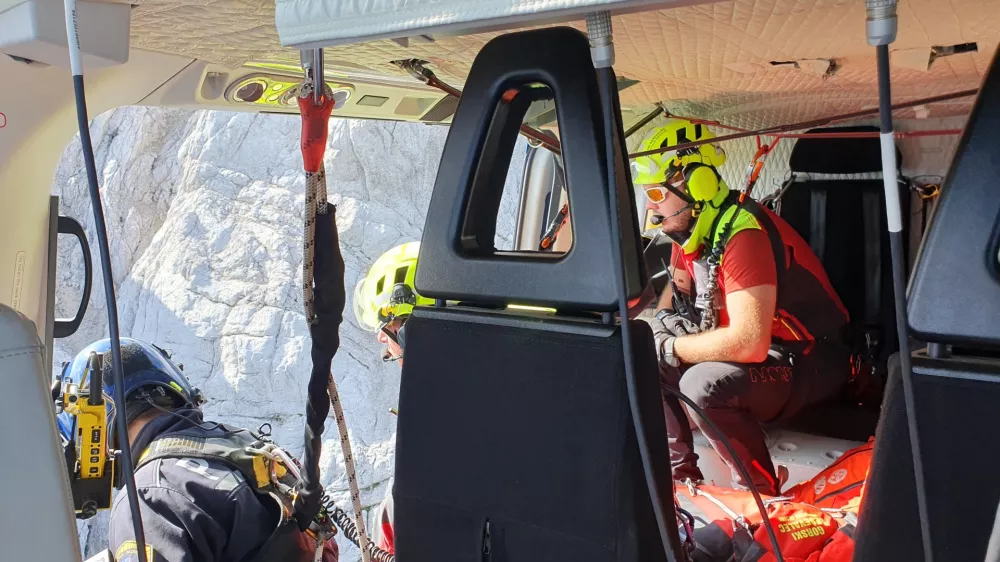 Iskanje intenzivno poteka tudi s pomočjo helikopterja. Foto: PU Ljubljana 