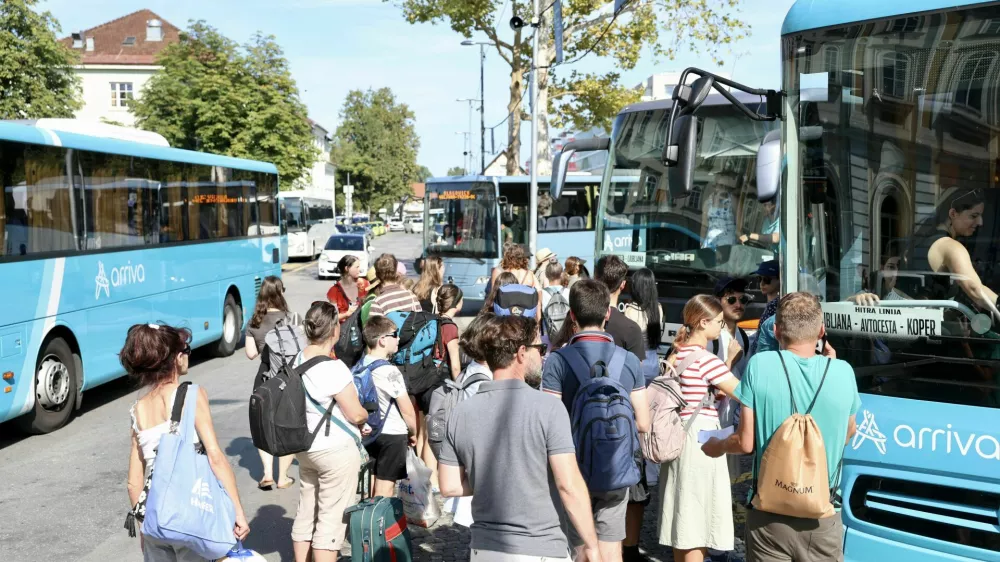 Gneča na avtobusu za Postojno