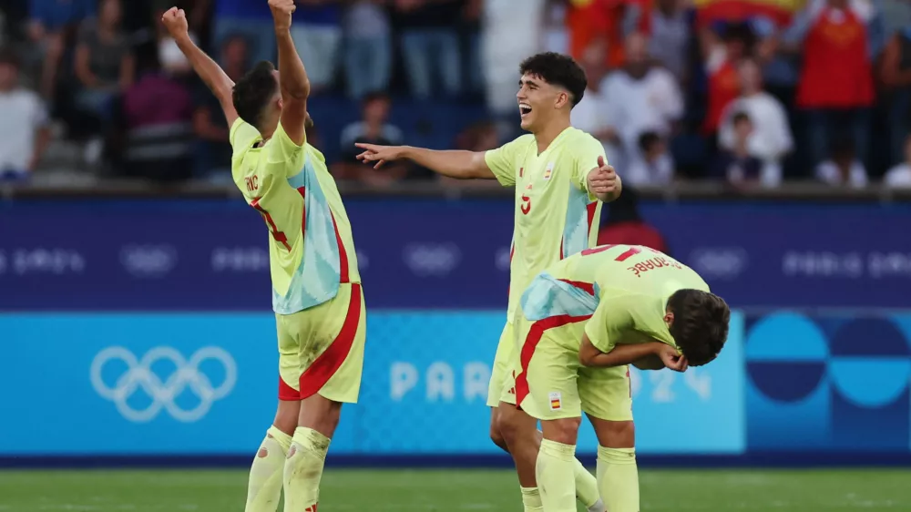 Paris 2024 Olympics - Football - Men's Gold Medal Match - France vs Spain - Parc des Princes, Paris, France - August 09, 2024. Pau Cubarsi of Spain, Eric Garcia of Spain and Adrian Bernabe of Spain celebrate winning gold after the match. REUTERS/Paul Childs