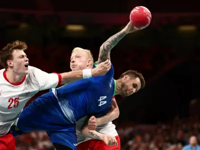 Paris 2024 Olympics - Handball - Men's Semifinal - Slovenia vs Denmark - Lille, Pierre Mauroy Stadium, Villeneuve-d'Ascq, France - August 09, 2024. Lukas Joergensen of Denmark, Dean Bombac of Slovenia and Magnus Saugstrup of Denmark in action REUTERS/Eloisa Lopez