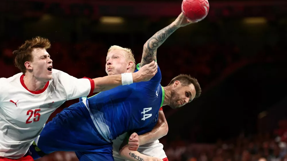 Paris 2024 Olympics - Handball - Men's Semifinal - Slovenia vs Denmark - Lille, Pierre Mauroy Stadium, Villeneuve-d'Ascq, France - August 09, 2024. Lukas Joergensen of Denmark, Dean Bombac of Slovenia and Magnus Saugstrup of Denmark in action REUTERS/Eloisa Lopez