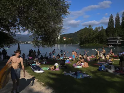 turisti turizemkopališče Mala Zaka29.07.2024 - Kopanje v blejskem jezeru, Bled. FOTO: Nik Erik Neubauer