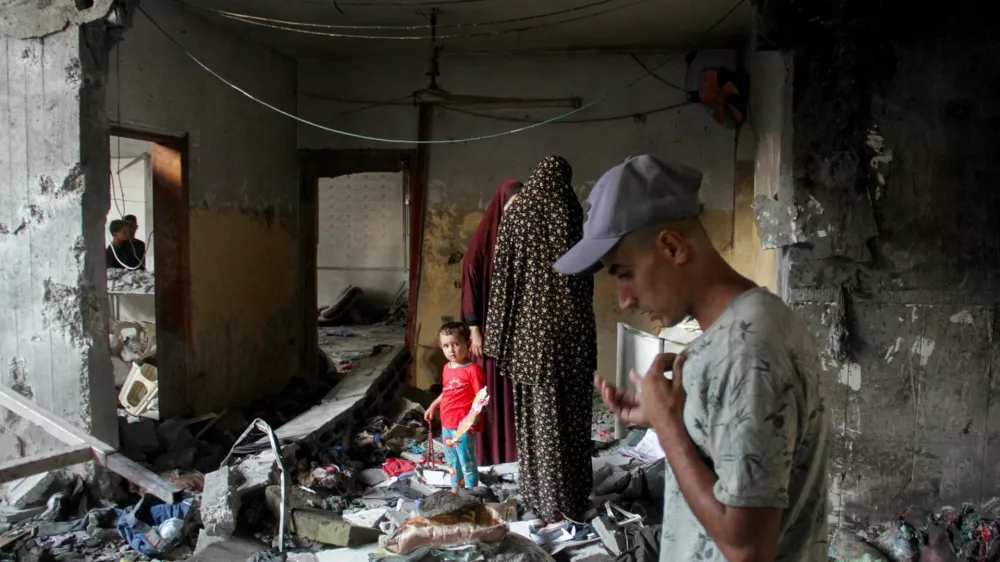 Palestinians look at the damage at the site of an Israeli strike on a school sheltering displaced people, amid the Israel-Hamas conflict, in Gaza City August 10, 2024. REUTERS/Mahmoud Issa   TPX IMAGES OF THE DAY