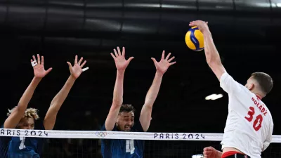 Paris 2024 Olympics - Volleyball - Men's Gold Medal Match - France vs Poland - South Paris Arena 1, Paris, France - August 10, 2024. Bartlomiej Boladz of Poland in action with Jean Patry of France and Barthelemy Chinenyeze of France. REUTERS/Annegret Hilse