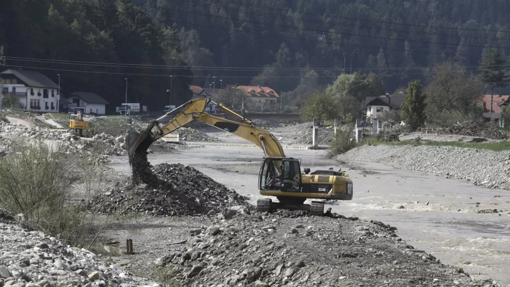 - 13.09.2023 – - Ljubno ob Savinji - odpravljanje posledic poplav – sanacija škode - urejanje vododtokov - reka Savinja - najhujša naravna ujma v zgodovini Slovenije //FOTO: Luka Cjuha