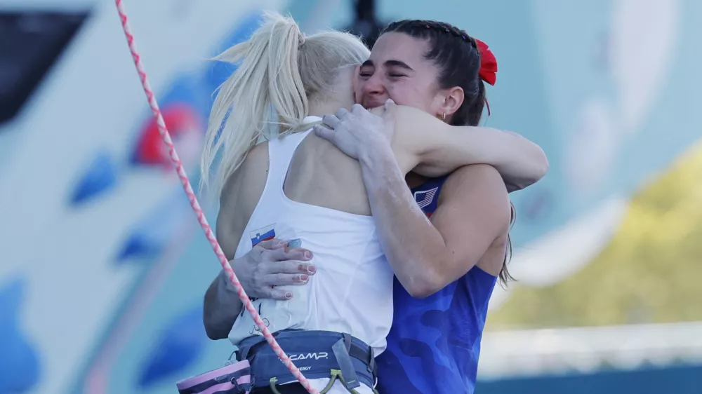 Paris 2024 Olympics - Climbing - Women's Boulder & Lead, Final Lead - Le Bourget Sport Climbing Venue, Le Bourget, France - August 10, 2024. Erin Gold medallist Janja Garnbret of Slovenia and silver medallist Brooke Raboutou of United States celebrate. REUTERS/Anushree Fadnavis