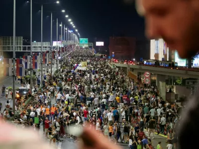 Demonstranti so s pohodom čez Novi Beograd blokirali tudi eno izmed glavnih prometnic. Foto: Reuters