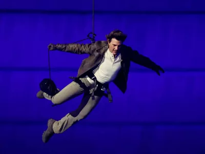 Paris 2024 Olympics - Ceremonies - Paris 2024 Closing Ceremony - Stade de France, Saint-Denis, France - August 11, 2024. Actor Tom Cruise jumps from the roof of the Stade de France during the closing ceremony. REUTERS/Phil Noble   TPX IMAGES OF THE DAY