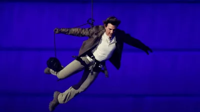 Paris 2024 Olympics - Ceremonies - Paris 2024 Closing Ceremony - Stade de France, Saint-Denis, France - August 11, 2024. Actor Tom Cruise jumps from the roof of the Stade de France during the closing ceremony. REUTERS/Phil Noble   TPX IMAGES OF THE DAY