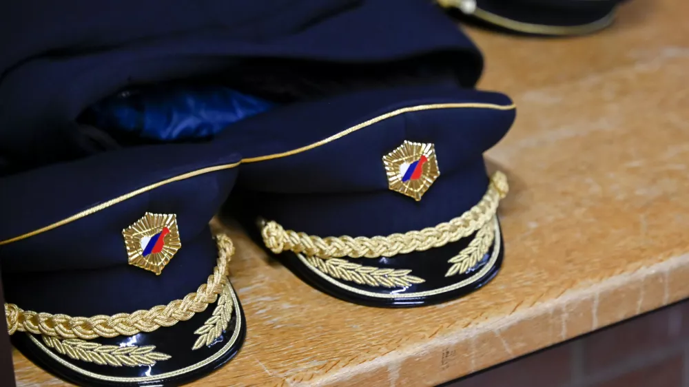 Policija, simbolična fotografija.- 3.04.2024 – Podelitev medalj policije za hrabrost in požrtvovalnost. Policijska akademija, Tacen. //FOTO: Nik Erik Neubauer