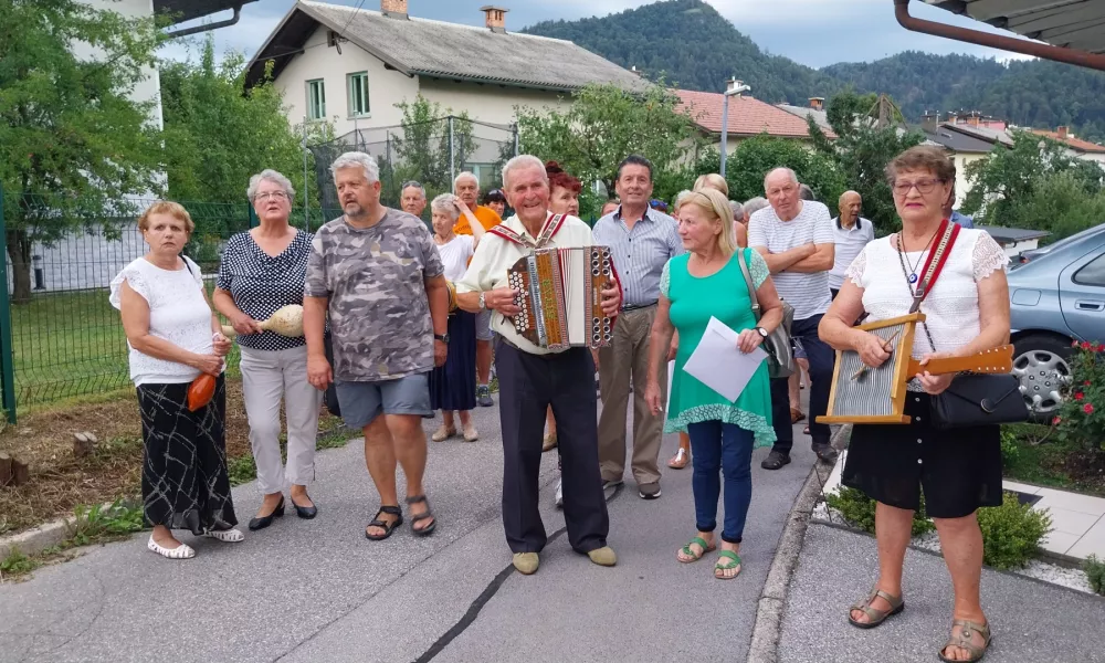 Zbrani prijatelji so s pesmijo in harmoniko prišli voščit Francu Primožiču kar na dom. Foto: Vesna Levičnik