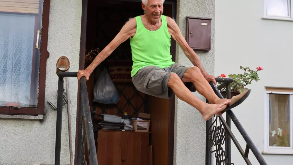 Stoletni slavljenec Franc Primožič je goste na svojem dvorišču pozdravil z vajo, ki je marsikateri najstnik ne bi mogel izvesti. Foto: Vesna Levičnik