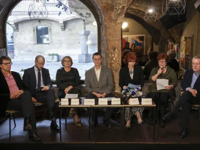 filozof Igor Pribac, pravnik Luka Mišič, Brigita Skela Savič, strokovnjakinja za zdravstveni management, Andrej Pleterski, soavtor zakona in predstavnik delovne skupine ZPPKŽ, Anita Caruso, predsednica društva Srebrna nit, zdravnik Dušan Keber- 04.04.2023 - Zakon o pomoči pri prostovoljnem končanju življenja - predstavitev predloga, ki so ga pripravili v delovni skupini Srebra nit – združenje za dostojno starost - //FOTO: Jaka Gasar