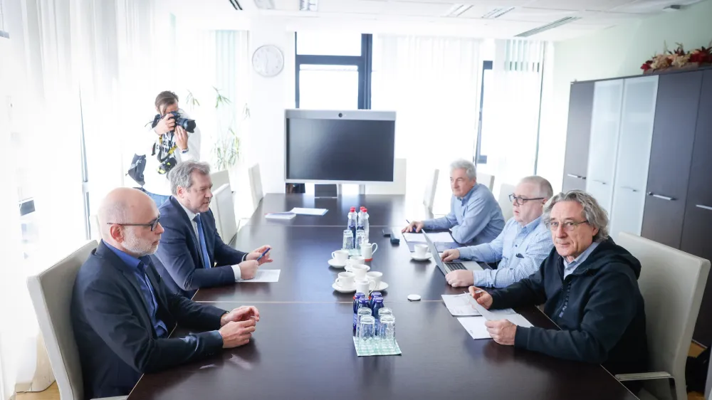 Ljubljana, ministrstvo za vzgojo in izobrazevanje.<br>Prvo uradno srecanje ministrstva za visoko solstvo, znanost in inovacije ter Sindikata vzgoje, izobrazevanja, znanosti in kulture Slovenije (Sviz), ki so se ga udelezili minister za visoko solstvo, znanost in inovacije Igor Papic, drzavni sekretar Matjaz Krajnc, glavni tajnik sindikata Branimir Strukelj ter vodji Sindikalne konference visokega solstva in znanosti Sviz predsednik Danilo Korze in podpredsednik Joze Pungercar.