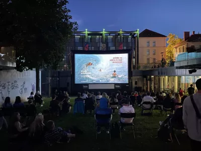 Festival Poletje na platnu in med platnicami bo v tem tednu s filmi, pogovori in začasno knjigarno oživil Muzejsko ploščad Metelkova. Foto: arhiv zavoda Divja misel