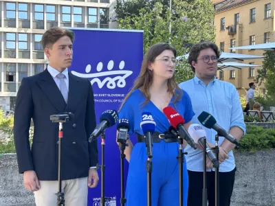 Ljubljana, Trg republike.Novinarska konferenca Mladinskega sveta Slovenije (MSS) ob mednarodnem dnevu mladih.Aktualni mladinski delegat pri OZN Max Davidovic, predsednica MSS Eva Kotnik in podpredsednik za mednarodno sodelovanje pri MSS Ziga Ciglaric.